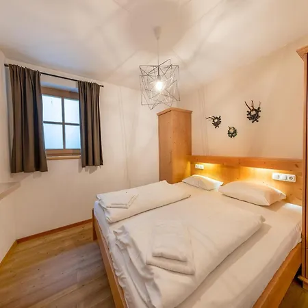 Chalet Luxurious With Sauna In Koenigsleiten Wald im Pinzgau